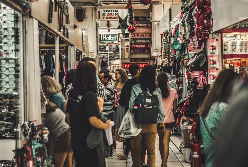 Brazillian Speak Portuguese Slangs in a Store