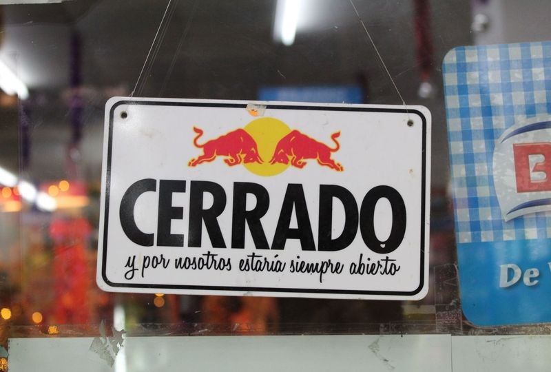 Closed sign in Spanish