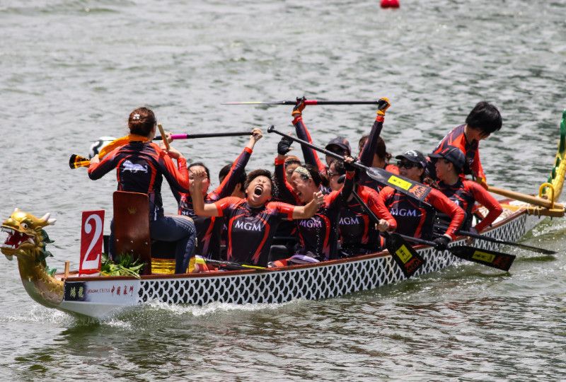 Dragon boat race team cheering