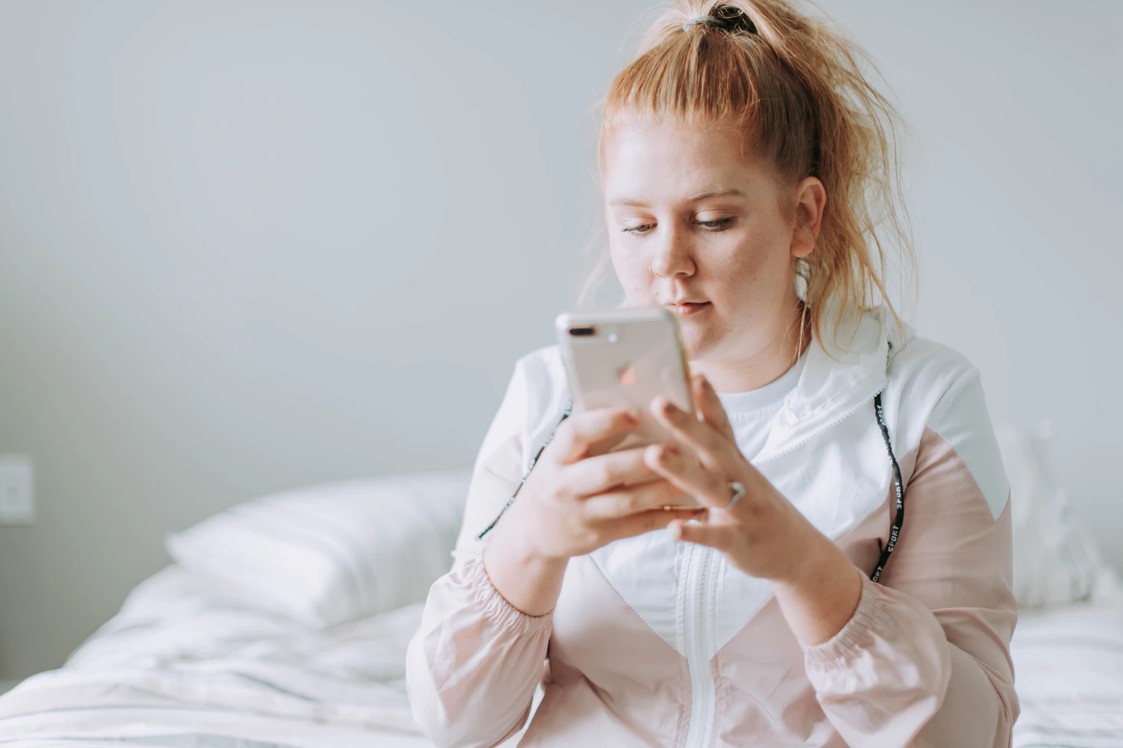 girl chatting on iphone 8 plus