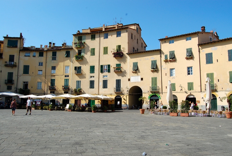 lucca_-_piazza_amfiteatro_Italy