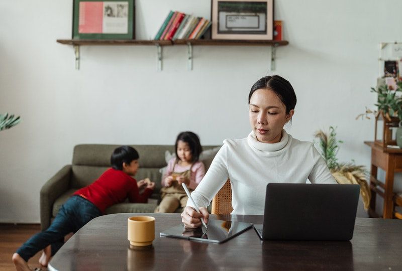 young mom studying