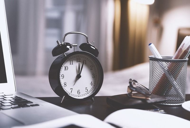 An alarm clock sitting on a desk