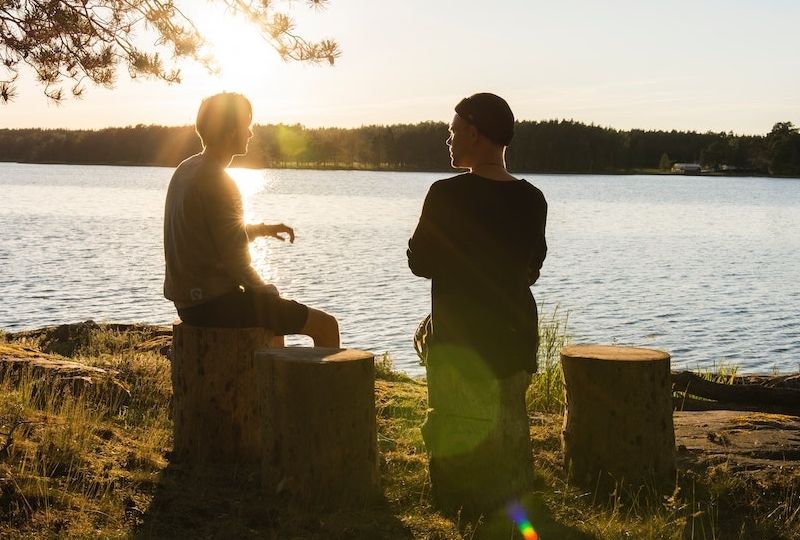 two people use conversation topics to learn Portuguese