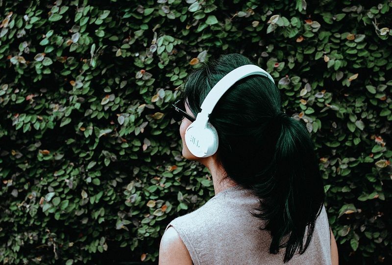 Woman practising Italian listening comprehension